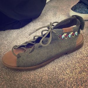 Little girl, size 1 Toms